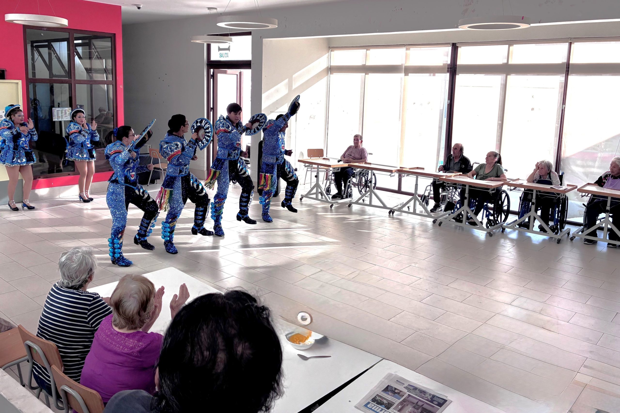 REALES BRILLANTES CELEBRÓ SU NUEVA ESTRELLA BAILANDO A ADULTOS MAYORES