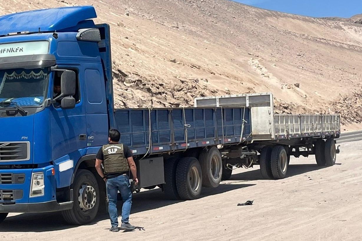 CARABINEROS INTERCEPTA CAMIÓN CON UNA TONELADA DE CONTRABANDO EN LA RUTA 11-CH