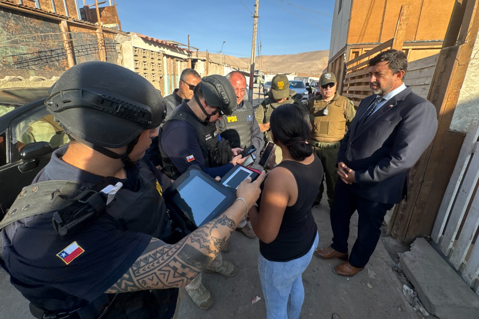 DELEGACIÓN PRESIDENCIAL Y POLICÍAS DESPLIEGAN MASIVO OPERATIVO DE SEGURIDAD Y FISCALIZACIÓN EN CERRO CHUÑO