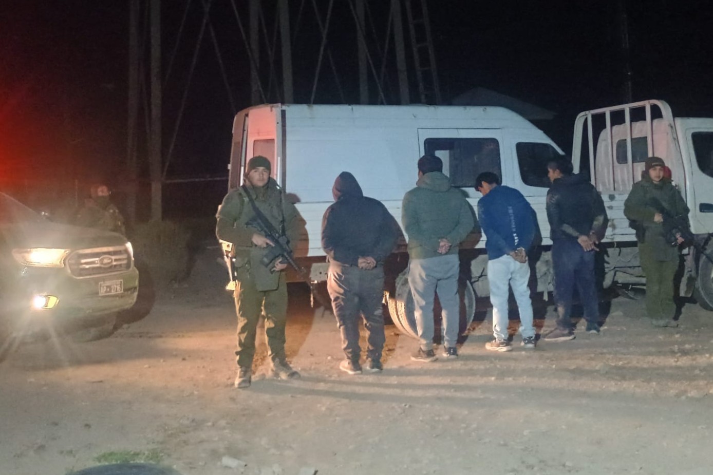 CARABINEROS DETIENE A CUATRO EXTRANJEROS POR CONTRABANDO DE VEHÍCULOS EN LA FRONTERA NORTE