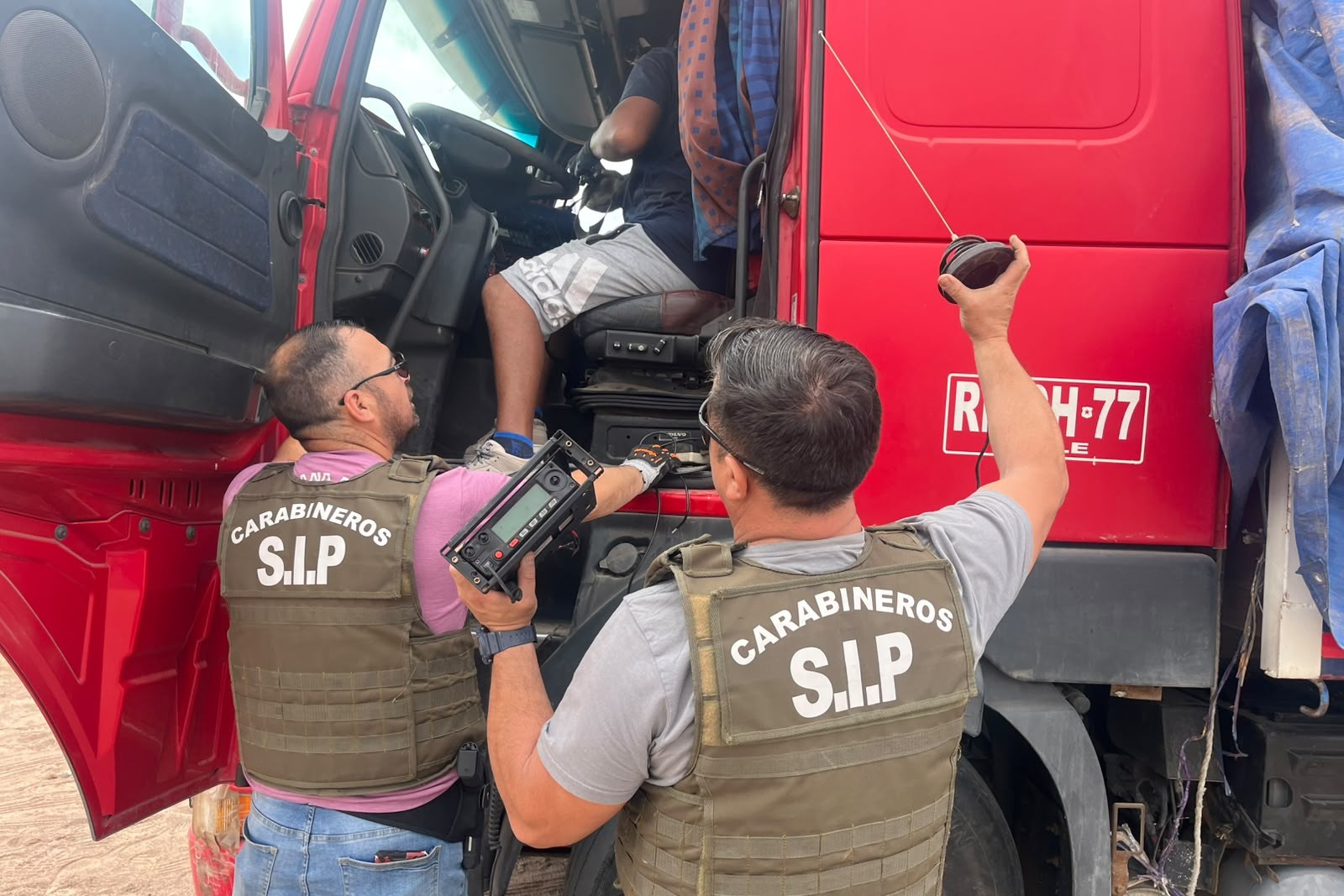 CARABINEROS INTERCEPTA CAMIÓN CON 10 TONELADAS DE CONTRABANDO EN LA FRONTERA