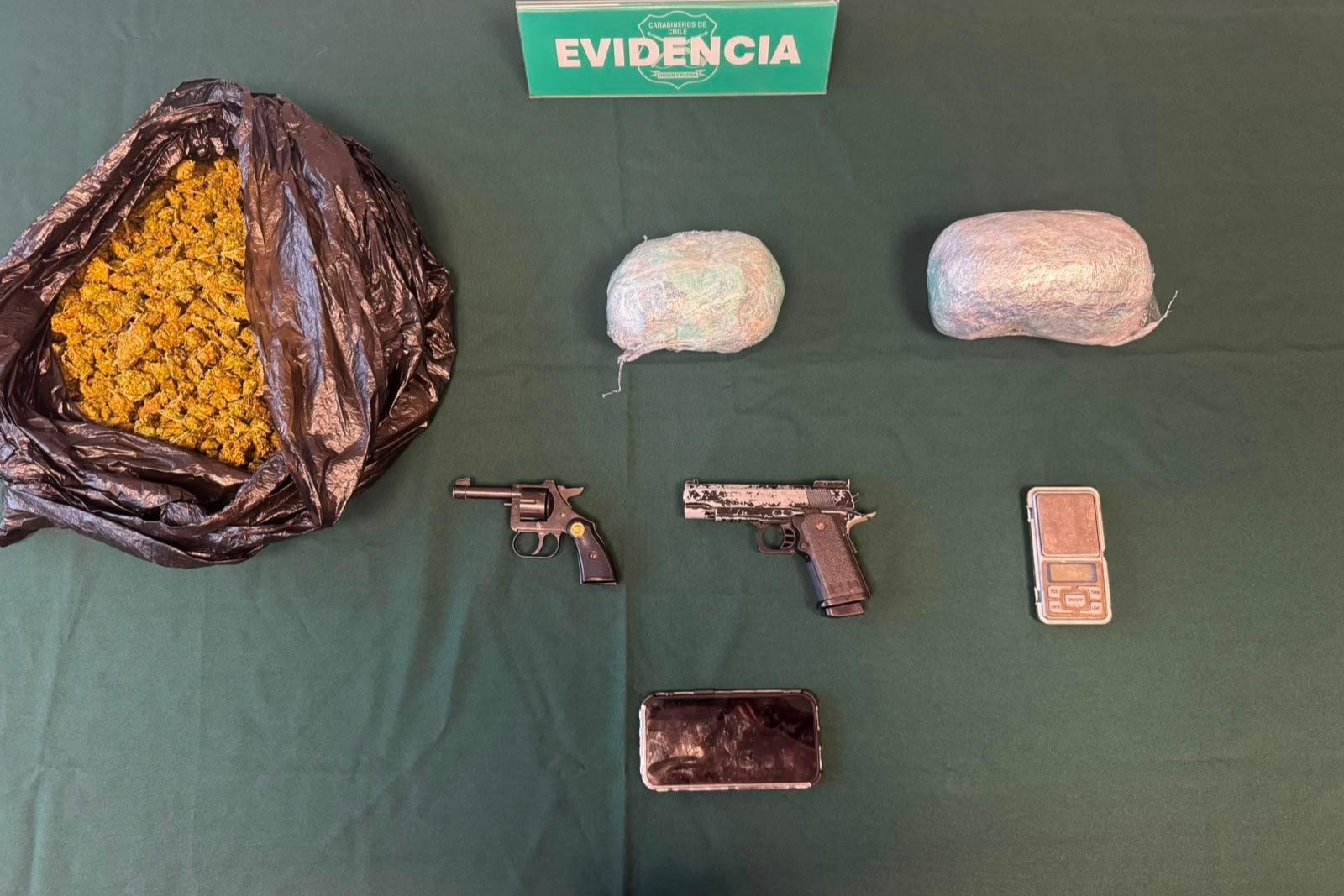 CARABINEROS DE LA SEBV DESARTICULA PUNTO DE ACOPIO DE ARMAS Y DROGAS