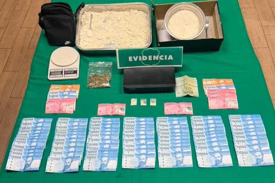 CARABINEROS DEL OS9 Y GOPE ALLANAN VIVIENDA Y DETIENEN A DOS PERSONAS TRAS DISPAROS REGISTRADOS POR DRONES MUNICIPALES